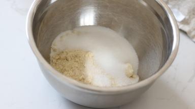 秤量杏仁粉和砂糖a，用蛋抽混合均匀