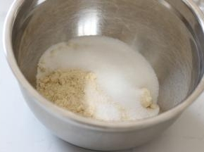秤量杏仁粉和砂糖a，用蛋抽混合均匀
