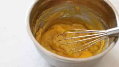 分两次加入全蛋液，每次确保混合均匀后再加入下一次全蛋液