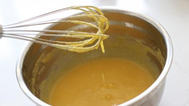 最后搅拌至如图的顺滑可滴落流淌状态