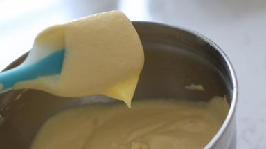 先取1/3的蛋白进入【步骤12】中翻拌均匀，然后倒回到打发好的蛋白中翻拌均匀。最后面糊如图中状态，有张力下落。放置一旁备用