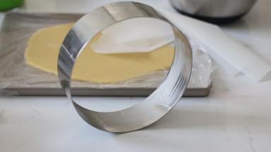 慕斯圈用软化的黄油均匀涂抹内壁