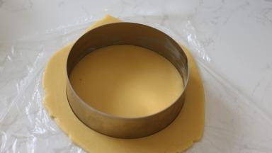 取出冷藏松弛好的挞底，用慕斯圈按出圆形挞底