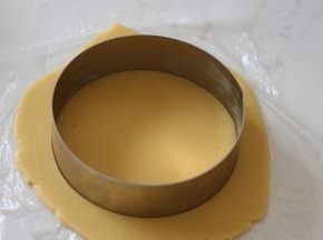 取出冷藏松弛好的挞底，用慕斯圈按出圆形挞底