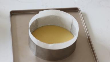 然后在内壁平整地贴上硅油纸