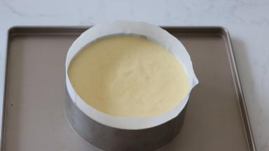 倒入前面制作好的百香果挞身面糊，轻晃使表面流平，放入预热好的烤箱中，170℃烘烤30分钟