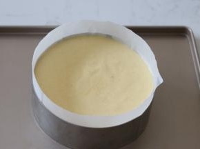 倒入前面制作好的百香果挞身面糊，轻晃使表面流平，放入预热好的烤箱中，170℃烘烤30分钟