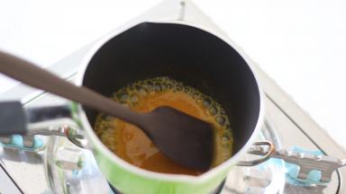 【焦糖百香果淋面】
同样用小火进行加热浓缩百香果果蓉至一半体积