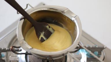 加入炼乳和淡奶油后搅拌混合均匀后放置备用