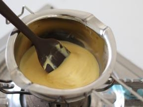 加入炼乳和淡奶油后搅拌混合均匀后放置备用