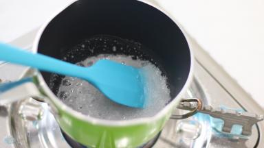 刚开始加入砂糖时会使透明的液体状