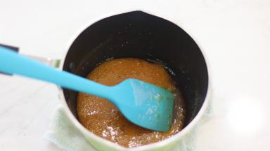 随着温度升高，最后呈现金黄色色泽时马上关火离火放置在湿毛巾上降温搅拌