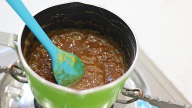 继续小火进行加热，不要停止搅拌，直到结块的焦糖重新融化