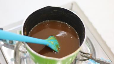 熬煮至焦糖淋面酱色泽光亮马上关火停止加热，加入黄油搅拌至黄油完全融化混合均匀。放置室温后使用