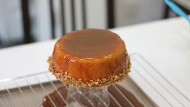 做好的百香果挞放凉后最好放置冰箱冷冻约3小时后，淋上制作好的焦糖百香果淋面。多余的淋面酱自由流淌滴落后装饰边缘即可享用