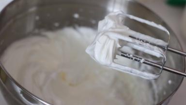 无油无水的打蛋盆中加入砂糖b，打至硬性