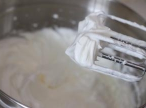 无油无水的打蛋盆中加入砂糖b，打至硬性