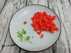 胡萝卜切成和毛豆大小的粒，葱切成小粒