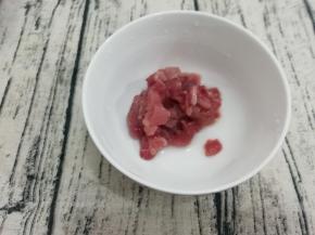 肉洗干净，切成和毛豆一样大小的块，然后放入油，生抽和五香粉搅匀，腌制十分钟