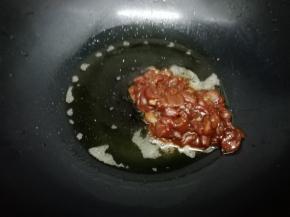 锅里加入适量的油烧热后，把腌制好的肉放入炒到肉变色