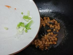 在加入葱花炒香