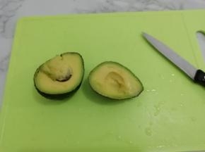 牛油果用刀沿着四周划开