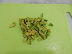 然后把籽取出，将牛油果果肉切成小块