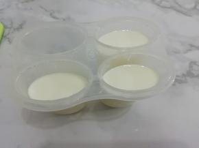 酸奶放入雪糕的模具(可以做三个雪糕)