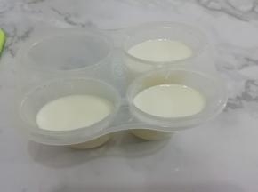 酸奶放入雪糕的模具(可以做三个雪糕)