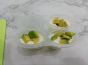 然后把牛油果块放入酸奶中，用筷子把牛油果块推到里面去