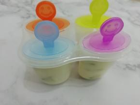 然后把雪糕棍放入酸奶中，在放入冰箱中冷冻四个小时左右