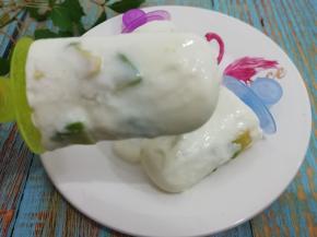 冻好的雪糕取出，放在水笼头底下用水冲一下，即可将雪糕取出来了