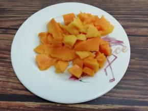 芒果洗干净，将果肉取出切成块