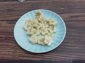 香蕉去皮，模具切成小花