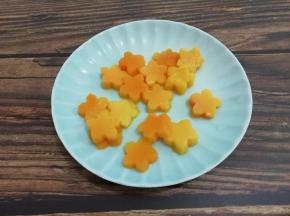 另一个芒果洗干净去皮，用模具切成花