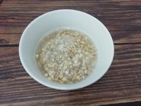 麦片用开水浸泡一会儿