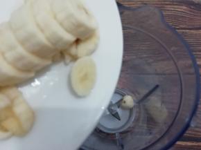 香蕉片倒入料理杯