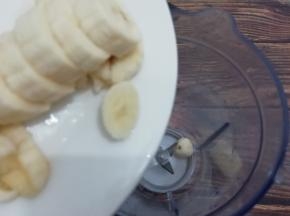 香蕉片倒入料理杯