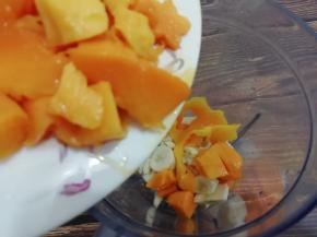 芒果也倒入料理杯中