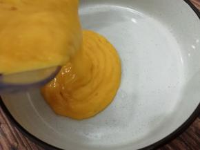 打好的果泥倒入碗中