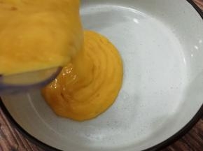 打好的果泥倒入碗中