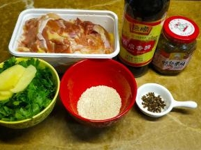 备料：香菜切段，芝麻和辣椒粉放碗里，鸡腿排洗净沥干水分，姜切片。