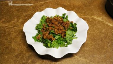 香菜段和菜脯平铺在碟子上