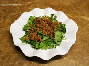 香菜段和菜脯平铺在碟子上