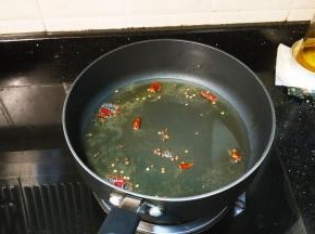 锅里热油放入花椒、干辣椒爆香