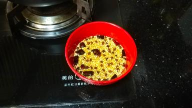 将油慢慢倒入有白芝麻和辣椒粉的碗里拌均匀
