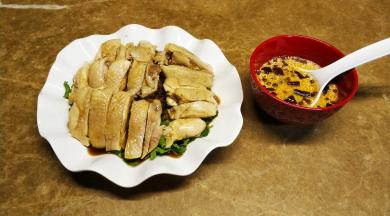 再淋入红油，静止十分钟让鸡肉入味