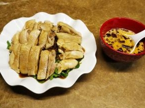 再淋入红油，静止十分钟让鸡肉入味