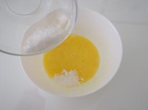 鸡蛋打散，加入细砂糖，搅拌均匀。