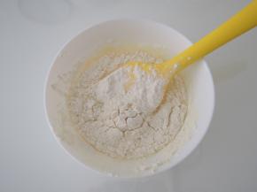 筛入低筋面粉，搅拌均匀。